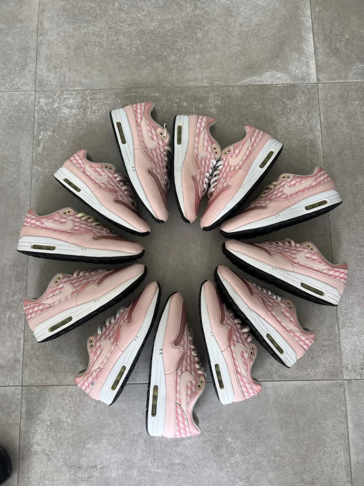 Flere par lyserøde Nike Air Max arrangeret i en cirkel