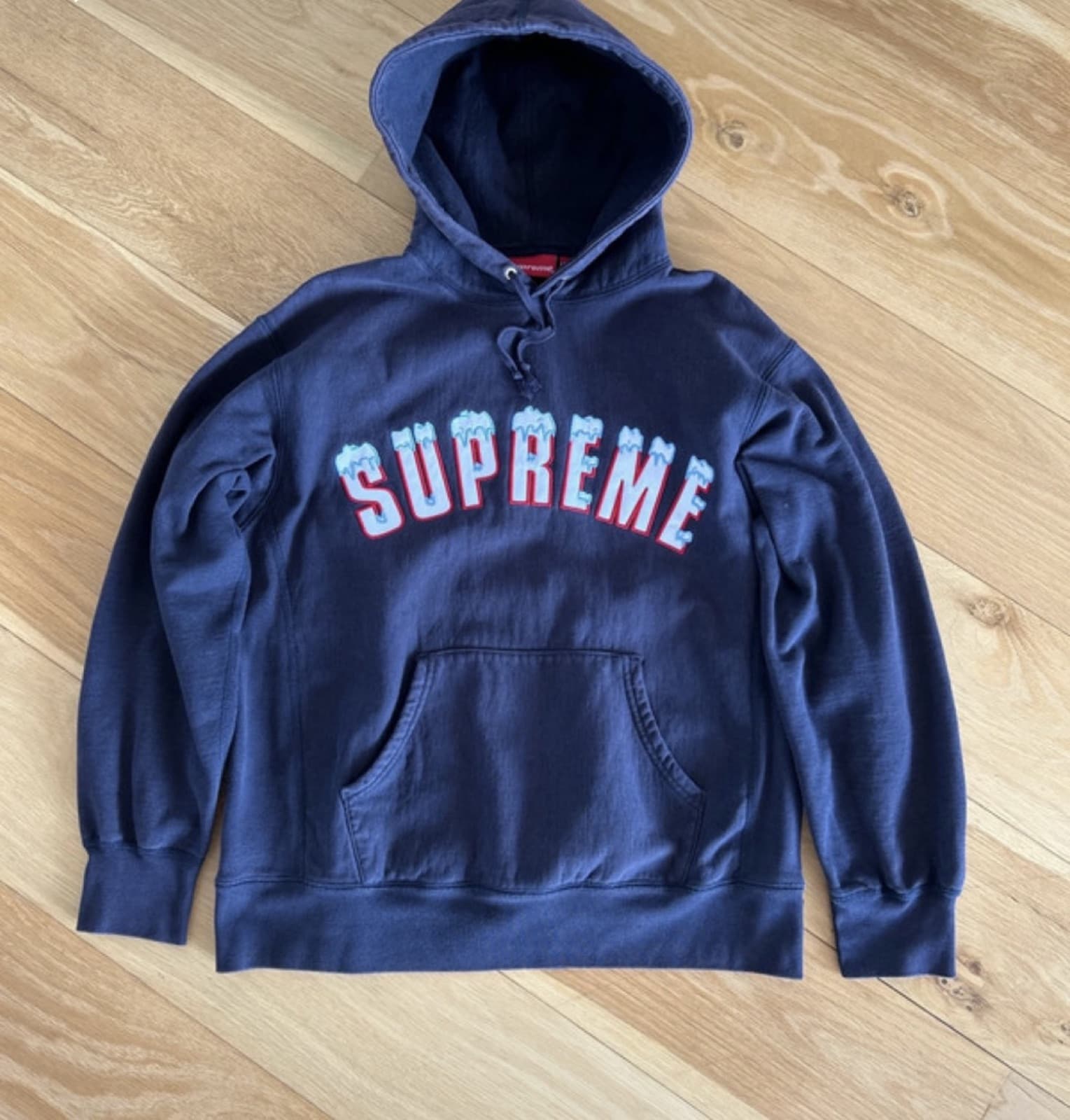 Supreme hoodie delt af et medlem